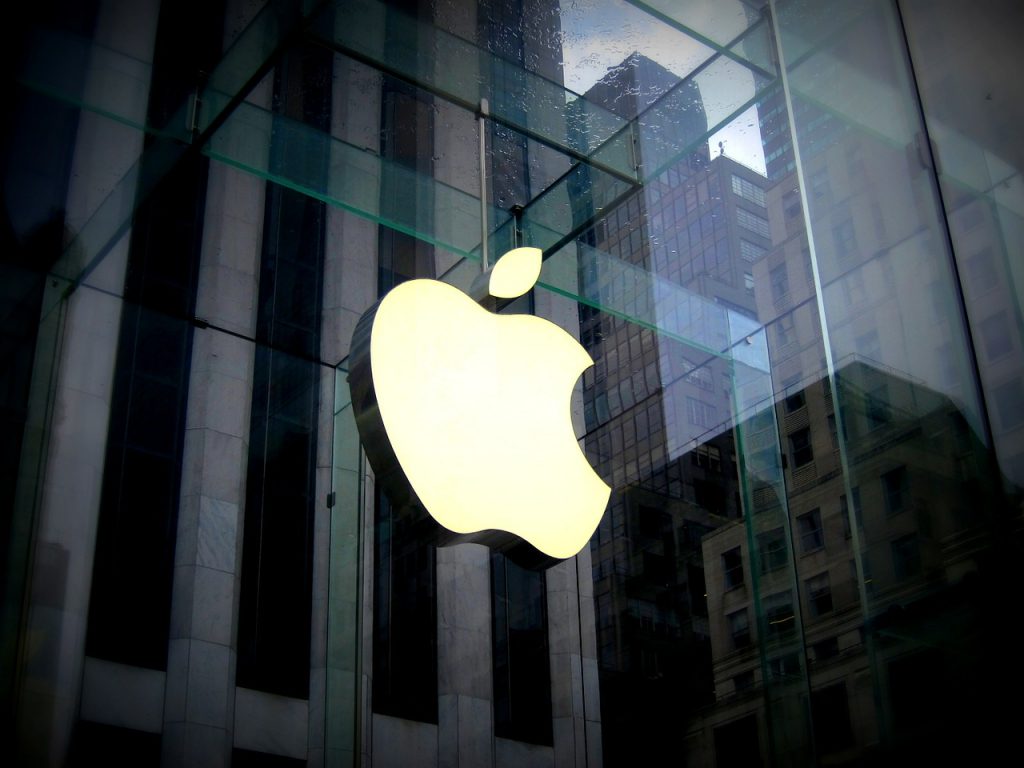 كل ما تحتاج معرفته عن شراء أسهم في شركة أبل Apple لعام 2025