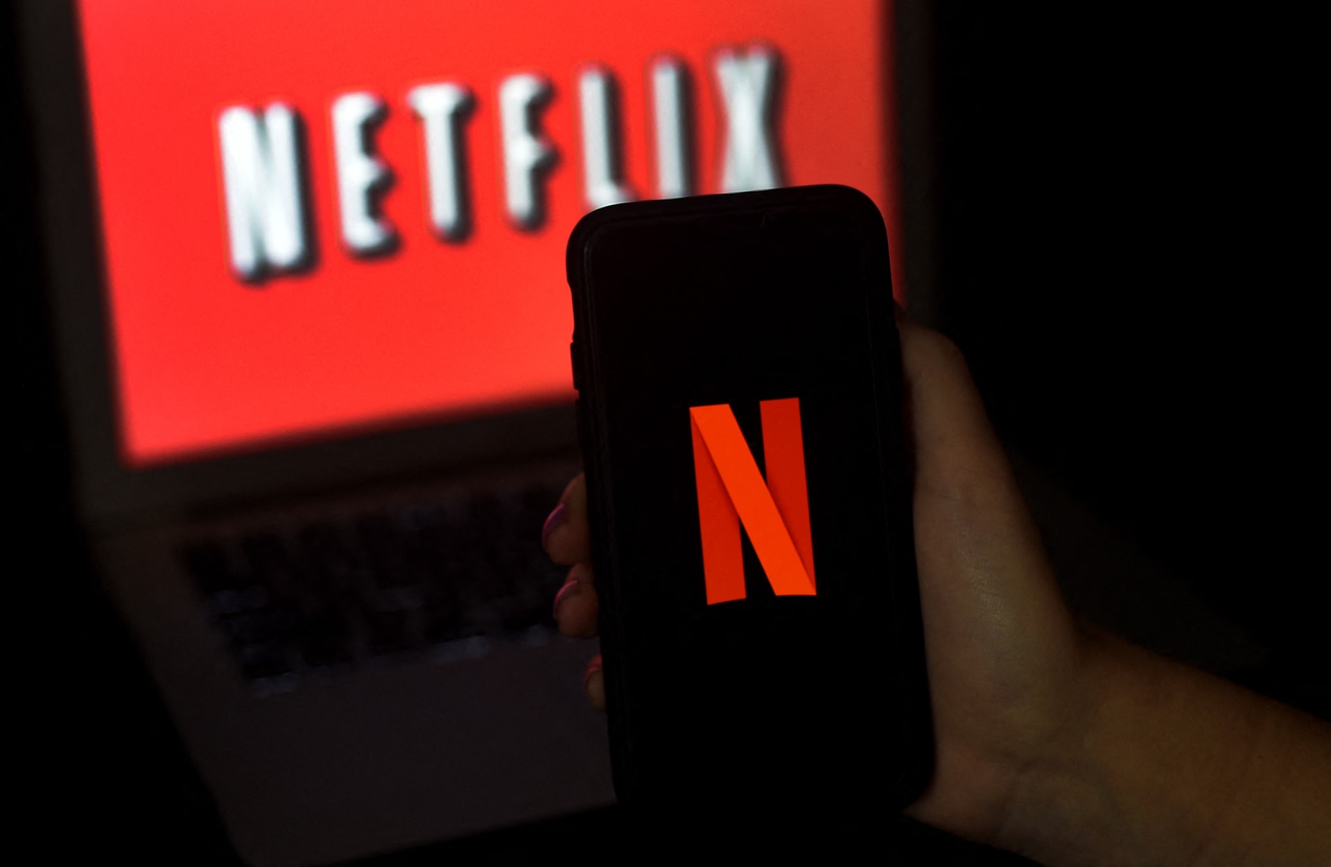 كيف تستثمر في سهم شركة Netflix Inc الأمريكي: دليل شامل