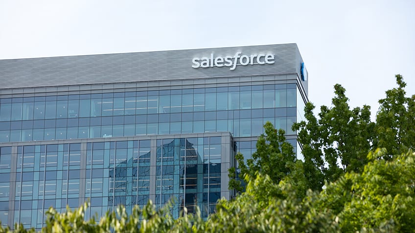 كيف تستثمر في سهم شركة Salesforce Inc الأمريكي بفعالية