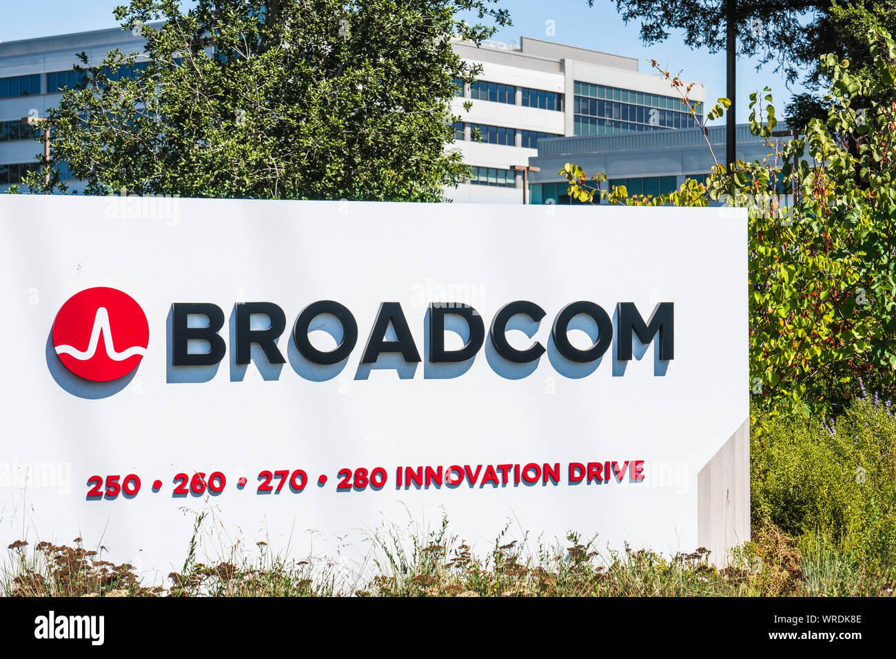 كيف تستثمر في سهم شركة Broadcom Inc الأمريكي