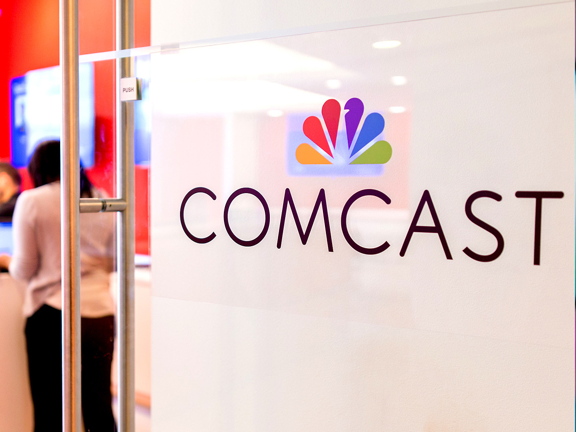 استثمار في سهم شركة Comcast Corp Class A الأمريكي