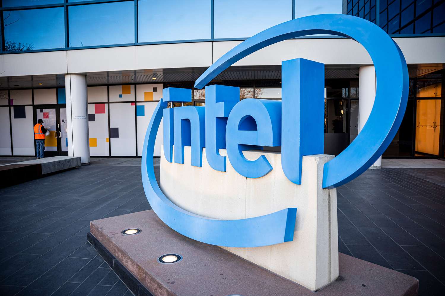 كيف تستثمر في سهم شركة Intel Corp الأمريكية؟