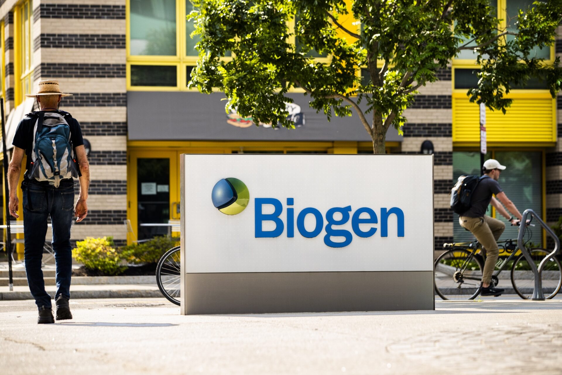 كيف تستثمر في شركة Biogen Inc