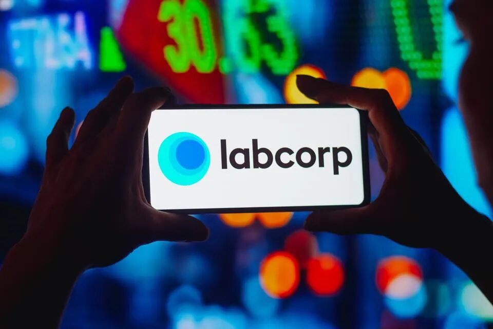 كيف تستثمر في سهم شركة Labcorp Holdings بـ 5 خطوات بسيطة؟