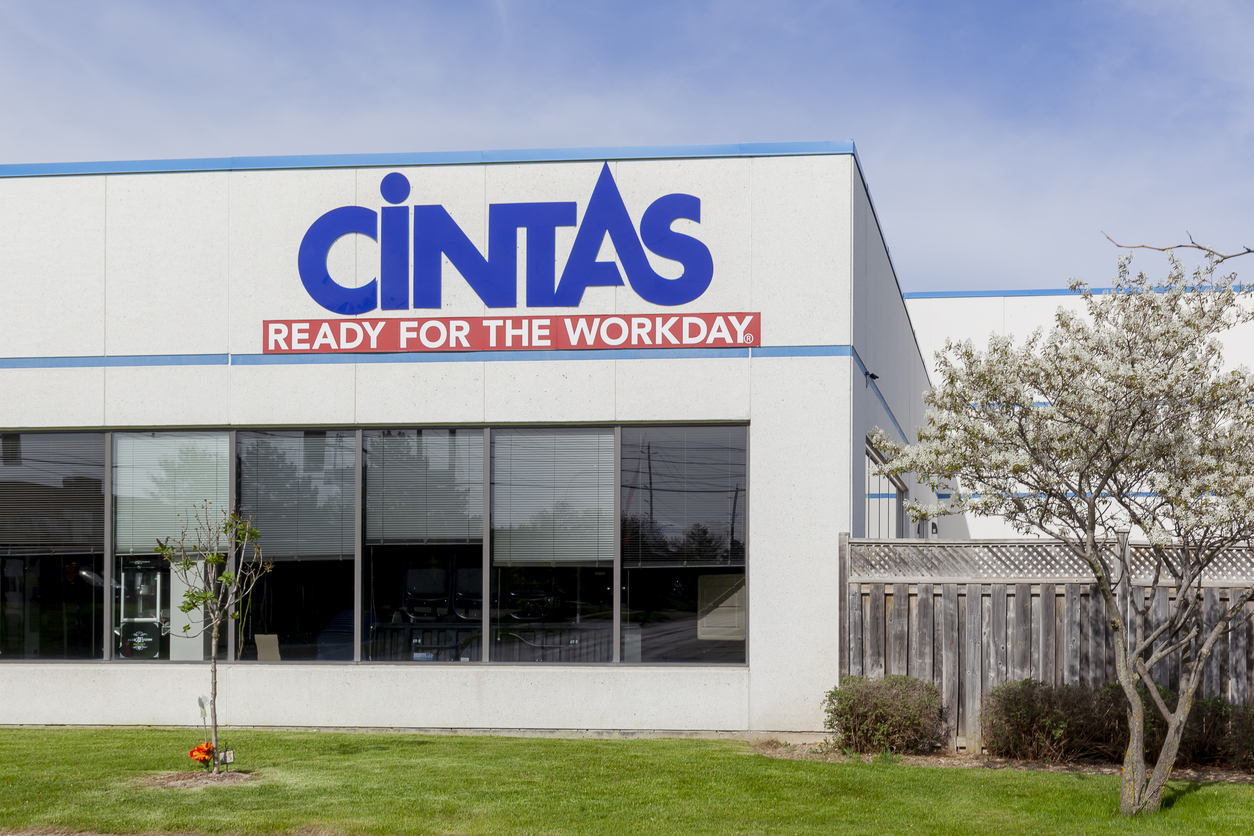 كيف تستثمر في أسهم شركة Cintas خطوة بخطوة