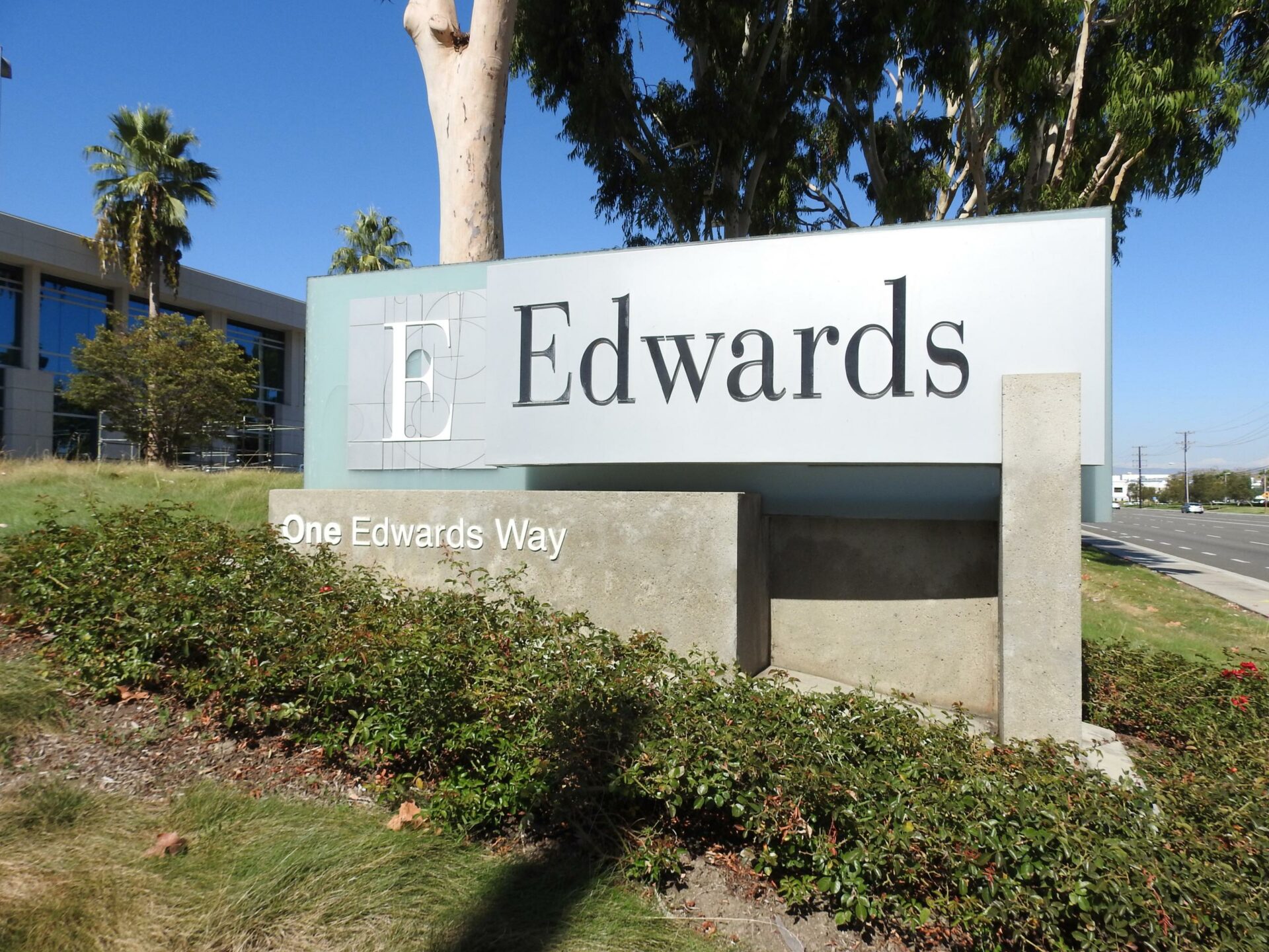  سهم شركة Edwards Lifesciences
