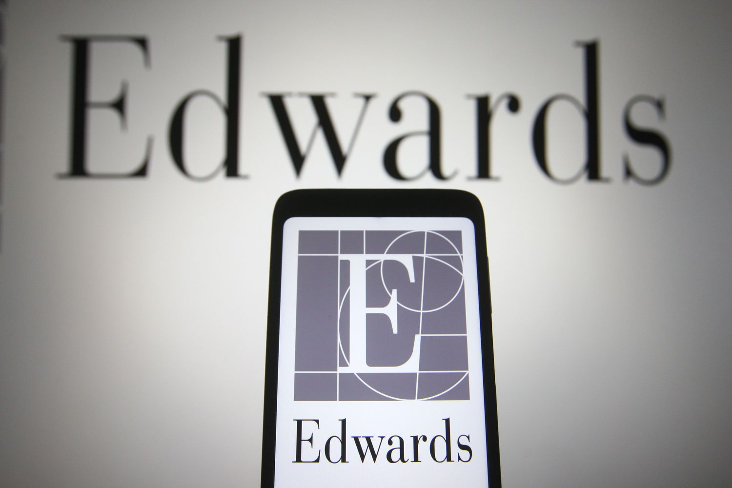 دليلك للاستثمار الناجح في أسهم شركة Edwards Lifesciences