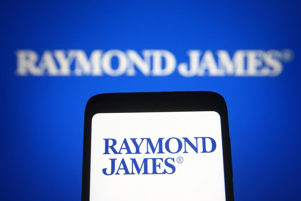 دليلك للاستثمار في سهم شركة Raymond James خطوة بخطوة