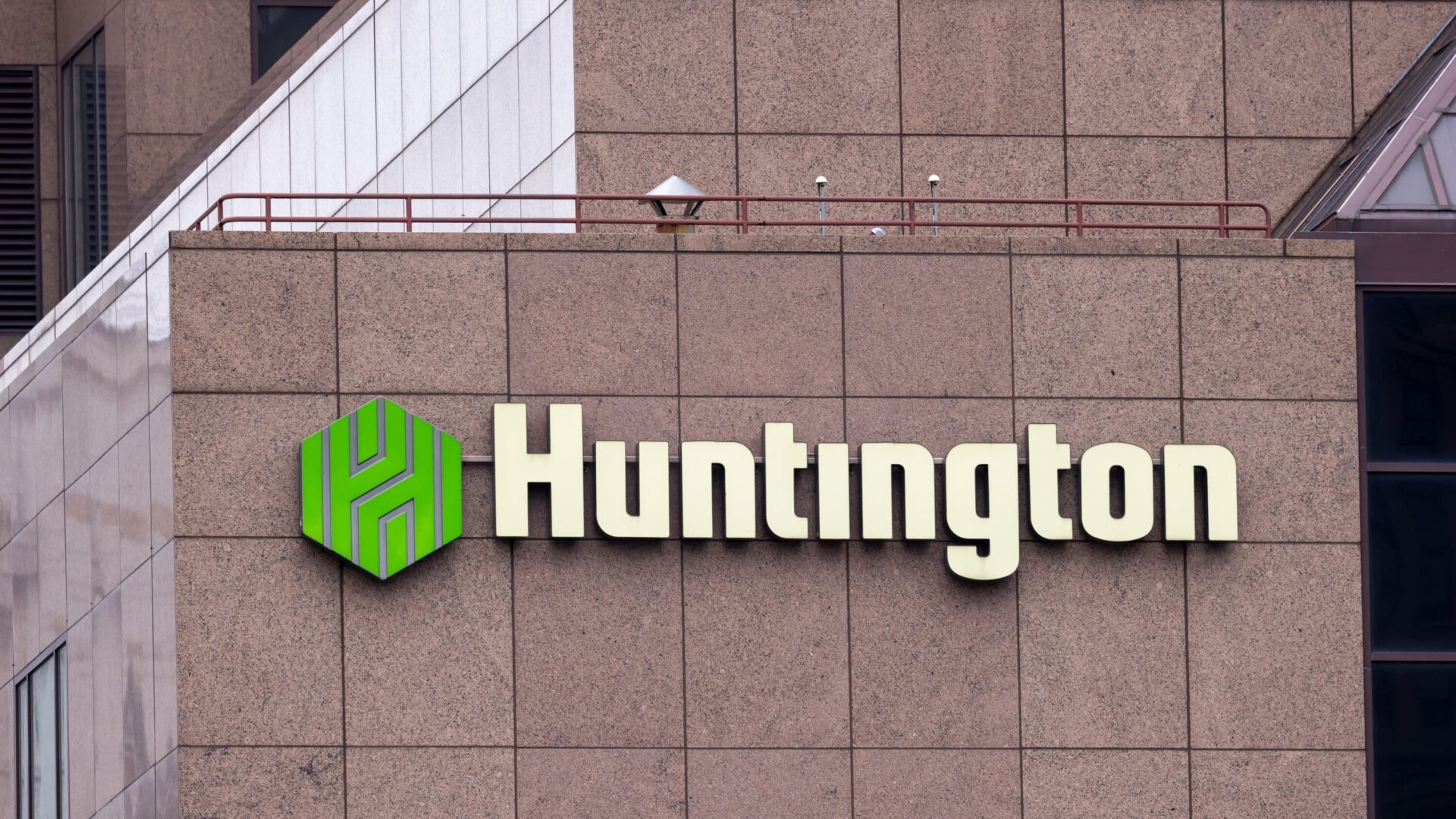 دليلك للاستثمار في سهم شركة Huntington Bancshares بنجاح
