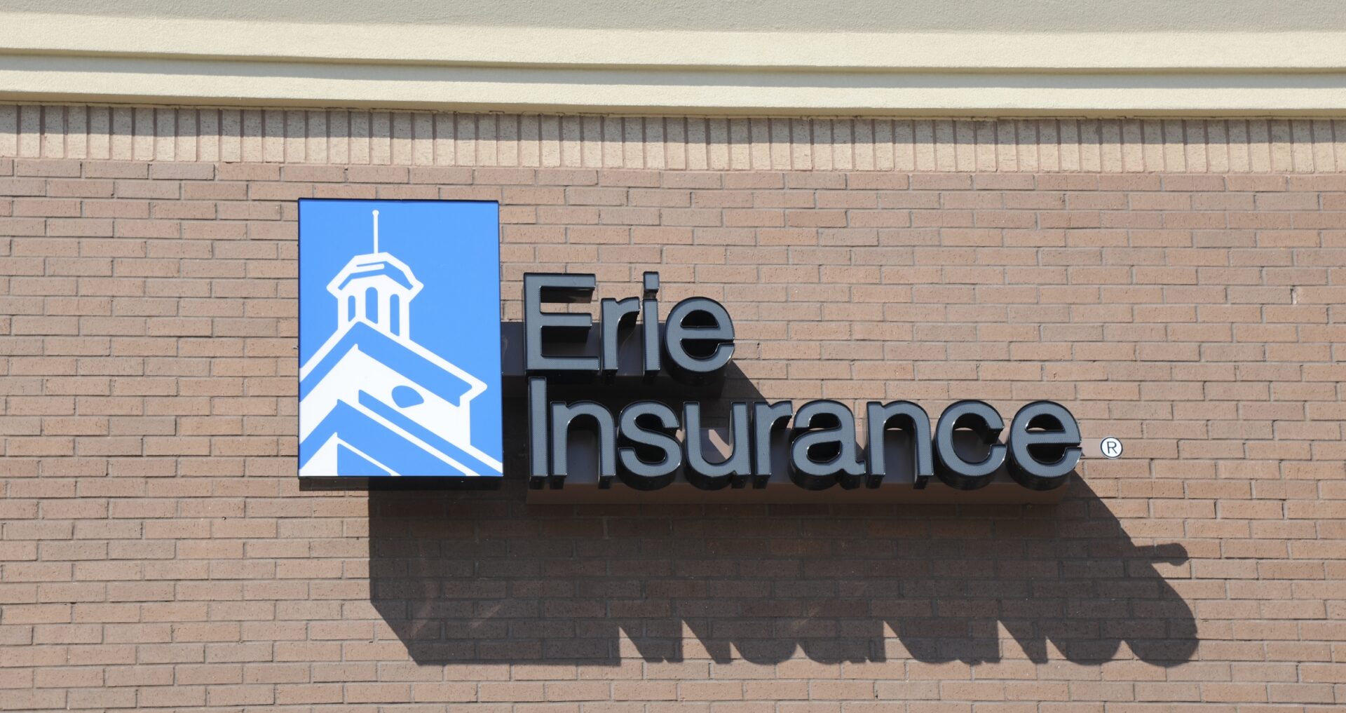 دليلك المتكامل للاستثمار في سهم Erie Insurance بنجاح!