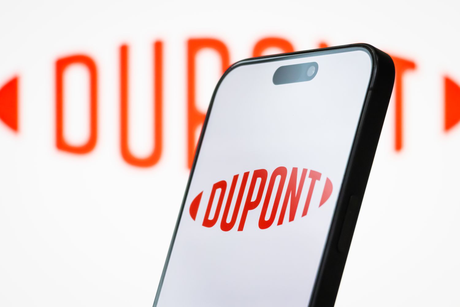دليلك الشامل للاستثمار في سهم DuPont de Nemours (DD) بنجاح
