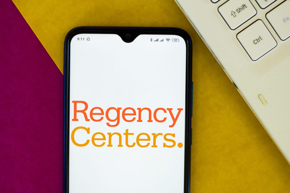 كيفية الاستثمار في سهم Regency Centers: دليل خطوة بخطوة للمبتدئين